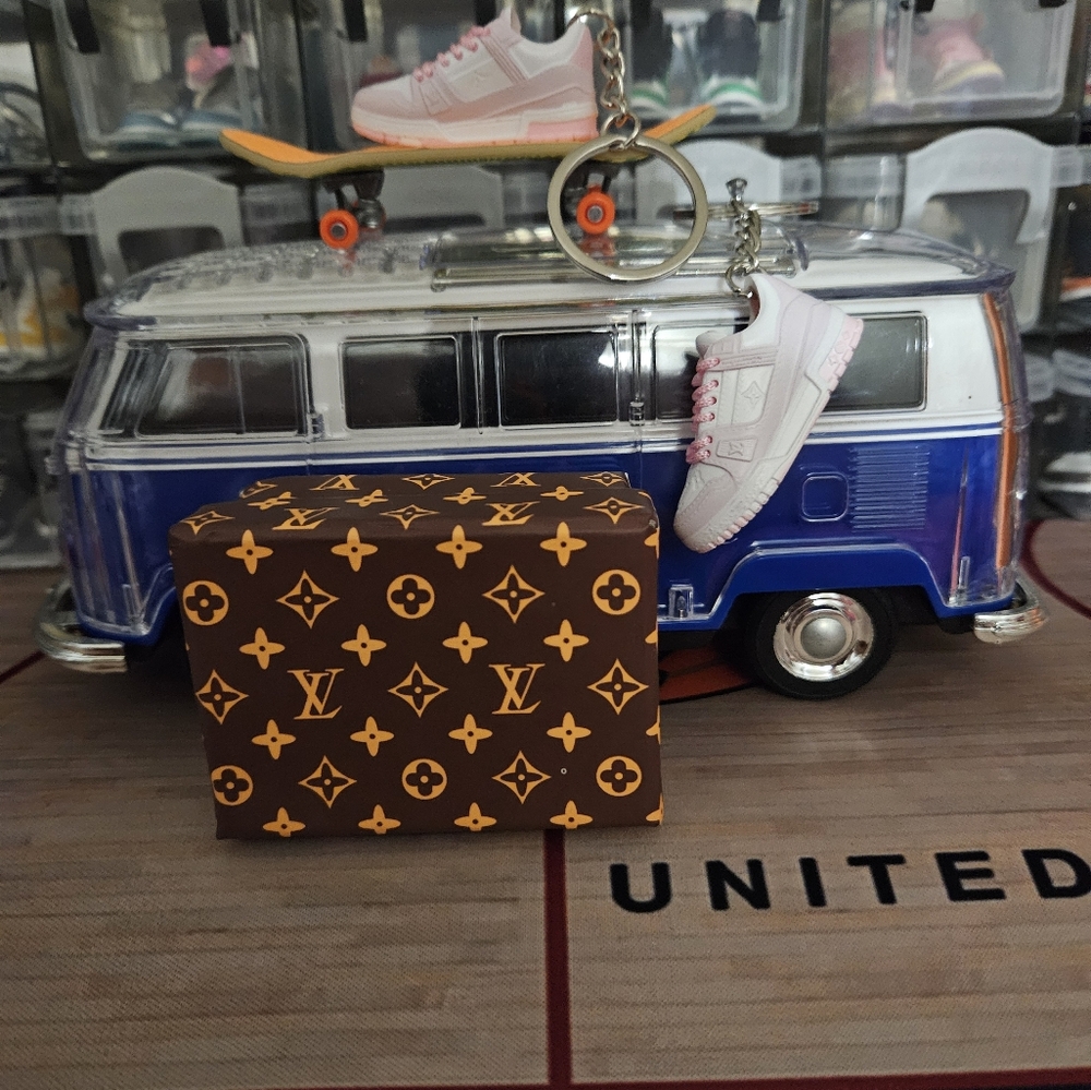 Fashion pair of mini sneakers keychain.(Pink/White). - Picture 6 of 8